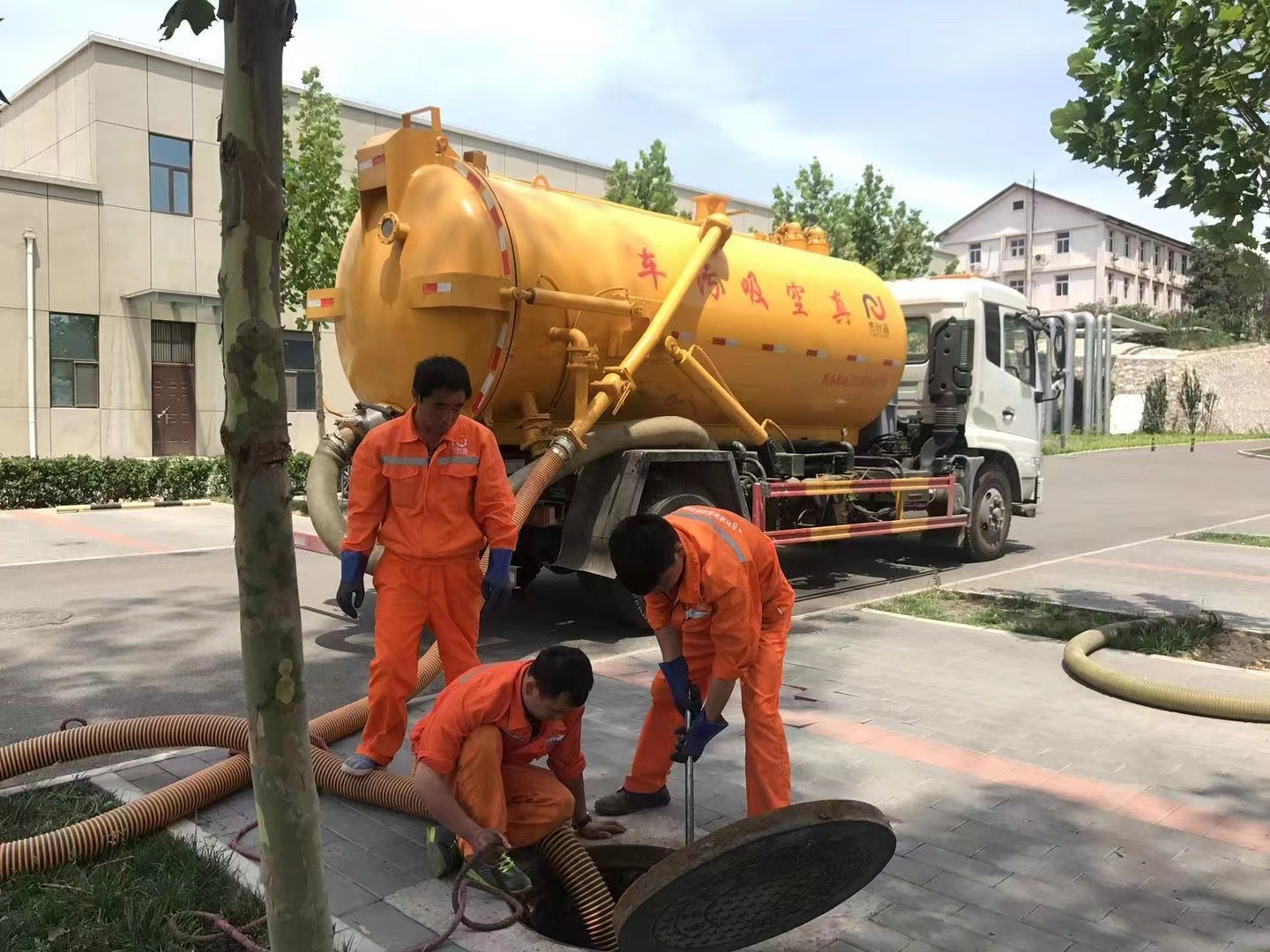 忠县管道疏通车停在窨井附近