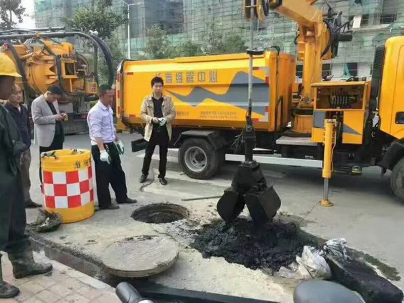 忠县街道：网格员化身“清道夫”，为民解忧疏通“堵心”化粪池