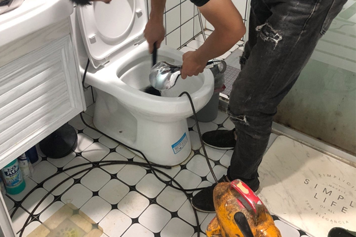 忠县马桶堵塞自己疏通还是找师傅?专业上门服务让你省时更省心